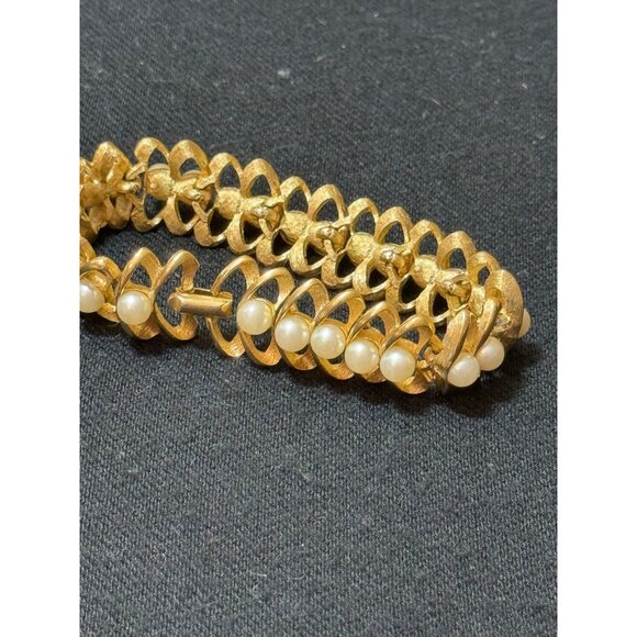 Vintage 1960's Crown Trifari Gold Tone With Faux Pearls Bracelet - Picture 3 of 8